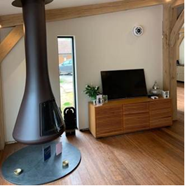 Prana MiniFTX installerad i ett vardagsrum med träbjälkar